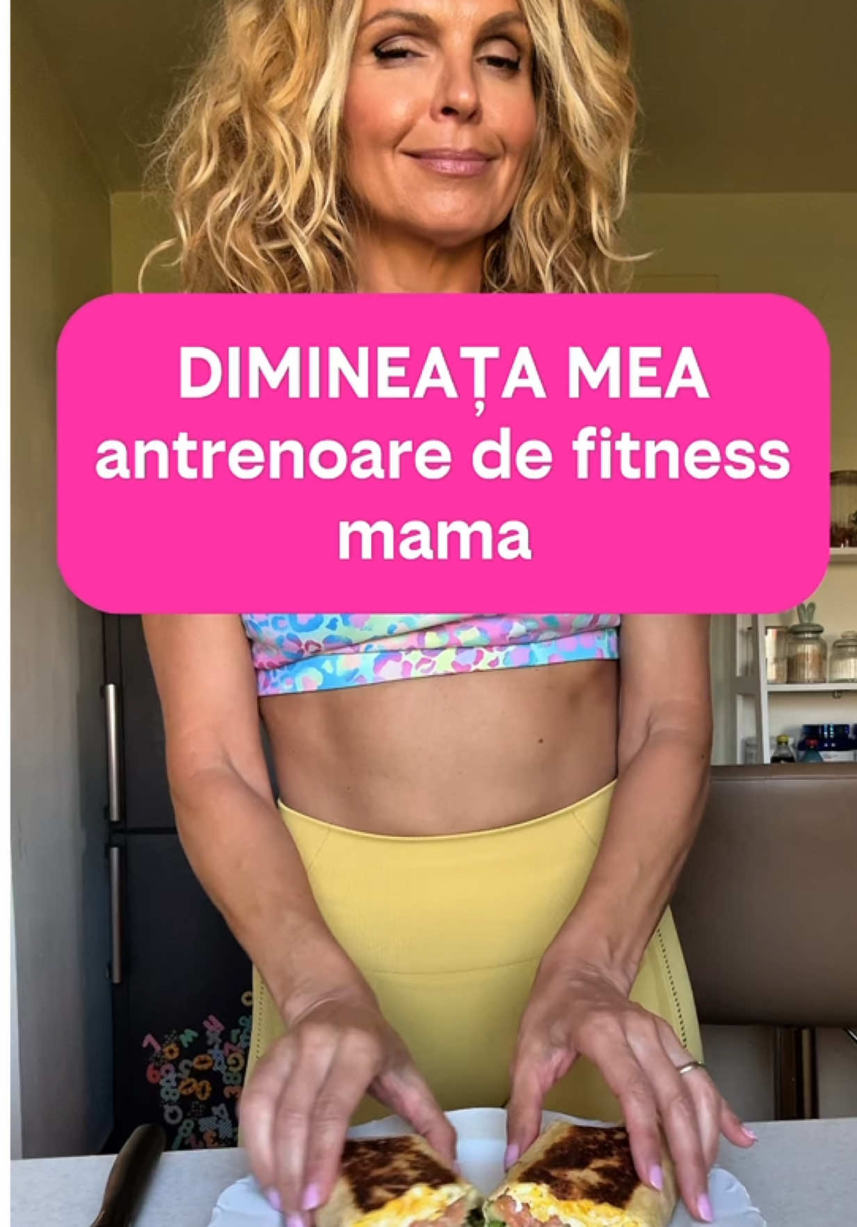 Cum arata o dimineata din viata mea ca antrenoare de fitness si mama intr-o zi de lucru 💪😱 ma trezesc la 6 mananc micul dejun pregatit de cu seara apoi ma duc la sala pt o sedinta de personal training si pt antrenamentul meu de picioare. Revin acasa infometata asa ca imi fac un tortilla wrap cu somin si ou🥰 #cemanancintrozi #slabiresanatoasa #antrenorpersonal #retetesimple #mancaresanatoasa 