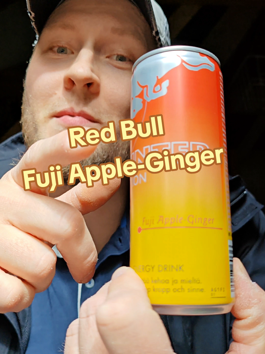 The Winter Edition Red Bull - Fuji Apple Ginger testissä. Tämä 2025 uutuus on makeutettu sokerilla. Fuji-omena on alunperin Japanissa kehitetty hybridiomenalaji, joka sittemmin levinnyt ympäri maailmaa. Maussa on inkivääriä, mutta se ei jää polttelemaan suuta. Tässä se omena maistuu mielestäni uuniomenalta 😄 Erikoinen ja mielenkiintoinen Red Bull arvosanalla 4/5. #redbullthewinteredition #redbullfujiappleginger #uutuus2025 #redbullsuomi #energiajuomat 
