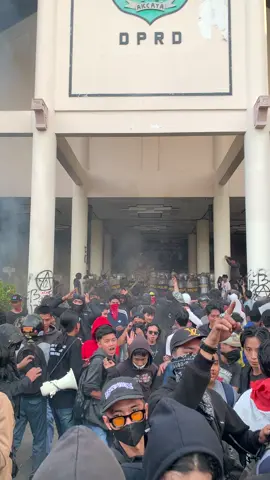 Detik detik tembakan gas air mata Aksi Mahasiswa Gedung DPRD Pontianak. Rabu, 27 Agustus 2025                                       #dpr #mahasiswa #pontianak 