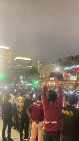 Tiba-tiba banget keluar dari sency udah di tutup kawat besi pendemo dipaksa mundur kesini , kesian bener almer biruu ketahan :( #senayancity #demo2025 #almamater #mahasiswa #fypシ゚viral  