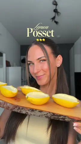 Zutaten🍋: 3-4 Zitronen Etwas Zitronenabrieb 120g Zucker 400ml Schlagsahne 7 EL gepressten Zitronensaft Bisschen Bourbon Vanille Guten Appetit😋 #lemon #lemonposset #dessert #food 