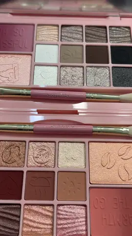 @makemebeauty.ro cred ca vă dau Block pana la urmă, ca prea ma ispititi 🤣🤣💕#ruxandramakeupartist #unboxingvideo 