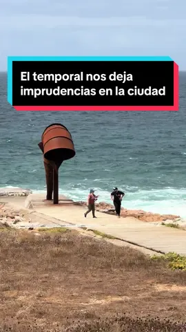 Pese a las advertencias, muchos son los que se están saltando el cordón policial que avisa del peligro del mar por el temporal #VDAC