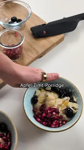 Apfel-Zimt-Porridge? Elisa und Linda lieben es! 🙌😍 WIR #IMTEAM 🇩🇪