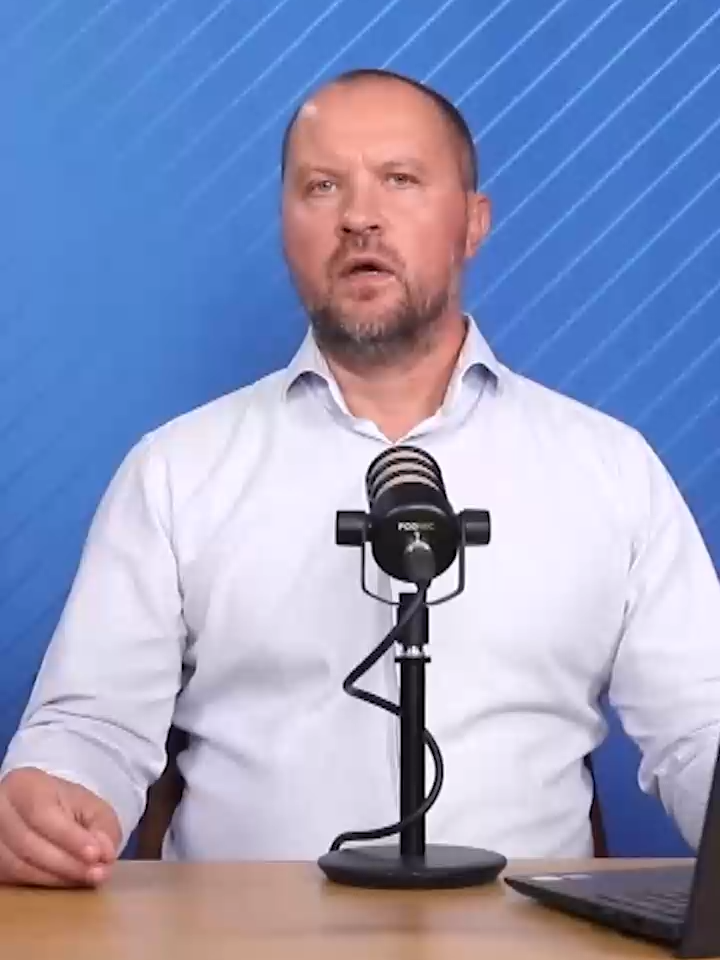 Președintele Nicușor Dan tocmai își trădează alegătorii. În loc să lupte cu așa-zișii suveraniști, în loc să facă tot ce-i stă în putință din poziția de șef de stat pentru a opri transformarea României într-o „democrație iliberală” de tip Orban sau într-un experiment MAGA în Estul Europei, Nicușor Dan se cațără oportunist pe un val ideologic care riscă să-l măture de la Cotroceni.