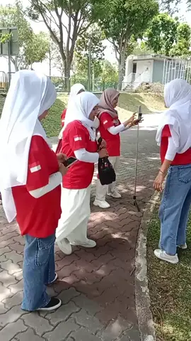 #hijrah_istiqomah   Kita sering risau dengan hari tua, padahal kita belum tentu hidup sampai tua. Kita sering risau dengan masa depan yang belum pasti, Padahal yang pasti itu mati. Itulah kita... Kita risau dengan perkara yang bukan milik kita, namun lalai pada perkara yang pasti menjadi milik kita. Kita sllu fokus mencari kesenangan  hidup. Gimana caranya bisa hidup enak namun kita lupa caranya untuk mati enak Nah nah nah kaaaaannn.... #ustadzahhalimahalaydrus 