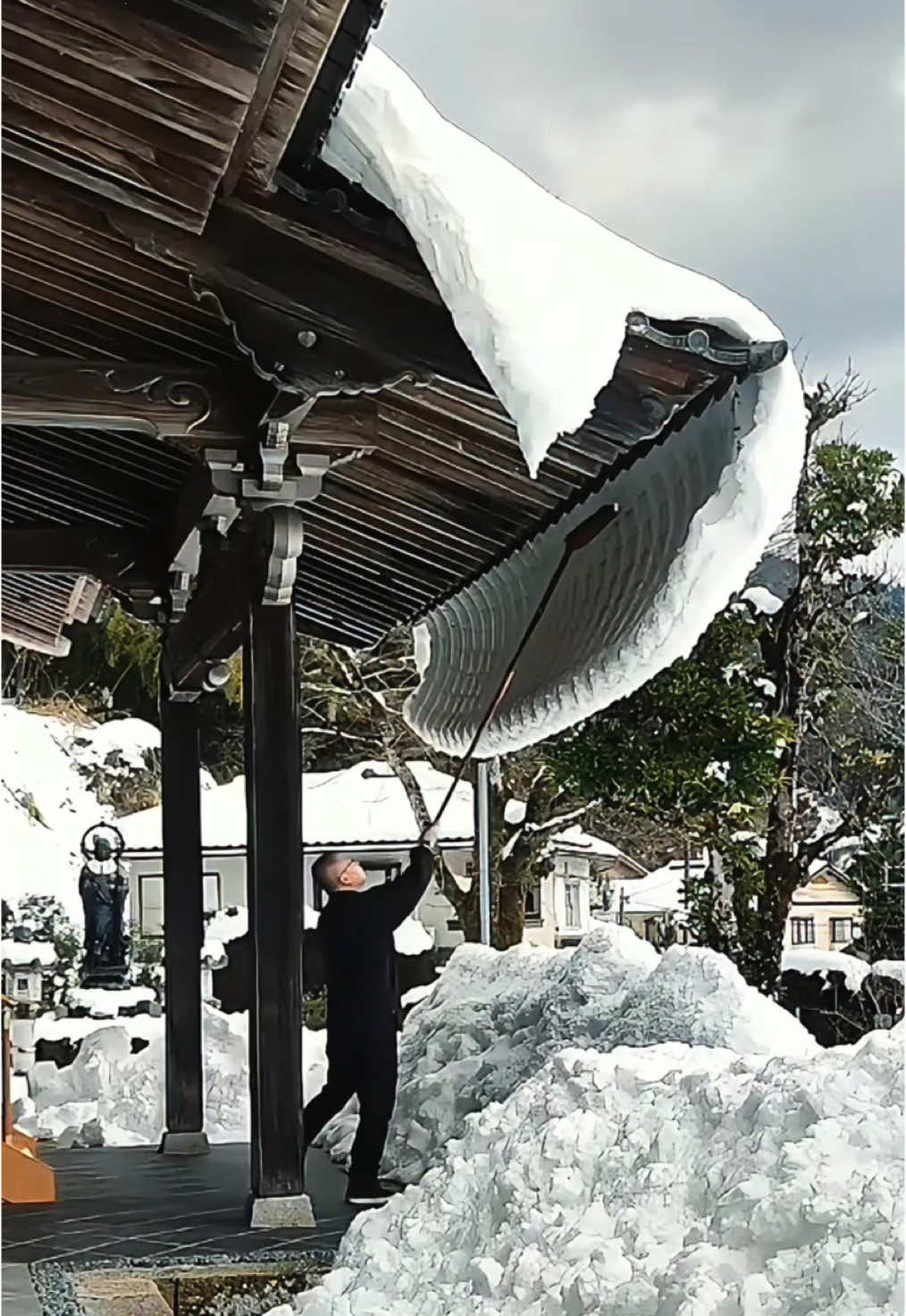 Satisfactory snow removal methods #satisfyling #asmr #snow #ice #oddlysatisfying #fyp 