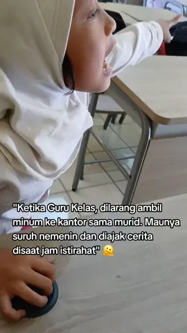 gini amat yak..🫣 minumpun sampai mau diambilin biar tidak beranjak dari meja kelas.  #gurusd #kelasbawah #pendidikan 