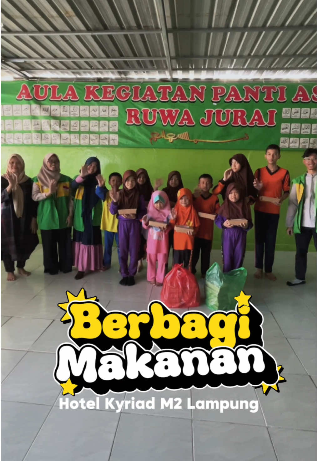 Bahagia Itu Sederhana, Saat Bisa Berbagi Sesama ✨🍽 Alhamdulillah, Laznas Yakesma Lampung kembali menebar kebaikan melalui program Berbagi Makanan Gratis. Kali ini, Yakesma bersinergi bersama Hotel Kyriad M2 Lampung untuk menghadirkan hidangan penuh cinta bagi masyarakat yang membutuhkan. Di tengah hiruk pikuk aktivitas harian, sering kali kita lupa bahwa ada saudara-saudara kita yang masih kesulitan memenuhi kebutuhan pangan sehari-hari. Melalui aksi kecil ini, kami ingin menghadirkan senyum, harapan, dan semangat baru karena sepotong kebaikan bisa menjadi penguat bagi mereka yang sedang berjuang. Kolaborasi dengan Hotel Kyriad M2 Lampung menjadi bukti nyata bahwa kepedulian bisa lahir dari mana saja. Bukan hanya berbagi makanan, tapi juga berbagi kebahagiaan dan energi positif untuk masyarakat Lampung tercinta. 🤝 📌Link donasi : bit.ly/temanberbagi-makangratis #makan #gratis #mbg #almaz #ayam #jumat #berkah #berbagi #sedekah #yatim #dhuafa #pantiasuhan #yatimpiatu @kyriadm2lampung_official @yakesma 