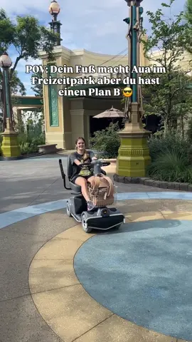 Ich heule hahahaha 😂😭 Weiß noch nicht genau ob ich es peinlich oder cool finden soll 😂🙈 Hab mich echt bisschen geschämt dieses Teil auszuleihen aber ich sag euch ehrlich: beste Entscheidung 🙏🏻 Mein Fuß tut leider immer noch so doll weh, dass ich nicht richtig auftreten kann 🫠 Und bevor ich hier wieder den ganzen Tag durch den Park humpel und es noch langsamer wieder verheilen kann, lieber so oder? 😅 Vielleicht hol ich mir jetzt einfach immer sowas auch ohne Schmerzen - ist schon ganz chillig zu rumzufahren hahaha 🥰 • #universalstudios #flitterwochen #roadtrip #pov #comedy 