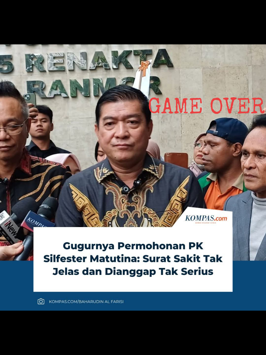 Permohonan peninjauan  kembali (PK) kasus pencemaran nama baik terhadap mantan Wakil Presiden  RI Jusuf Kalla yang diajukan Silfester Matutina digugurkan dalam  persidangan di Pengadilan Negeri Jakarta Selatan, Rabu (27/8/2025). Klik untuk baca: https://megapolitan.kompas.com/read/2025/08/28/06584541/gugurnya-permohonan-pk-silfester-matutina-surat-sakit-tak-jelas-dan | #silfestermatutina 