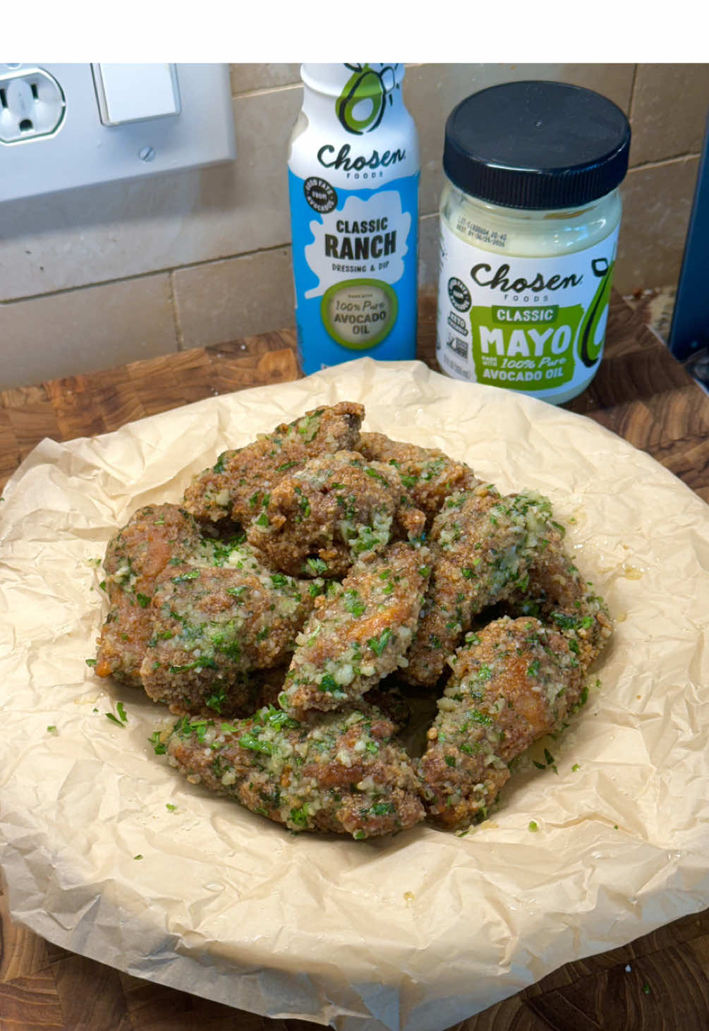 garlic parm wings 🧄 when i want wingstop but need to delude myself i’m still being healthy since i’m cooking at home 😩 but hey at least 100% pure avocado oil here with @Chosen Foods  these are so crispy and with chosen foods ranch 👌👌👌 recipe link: https://erinscozykitchen.com/recipe/garlic-parmesan-chicken-wings/ or search up 