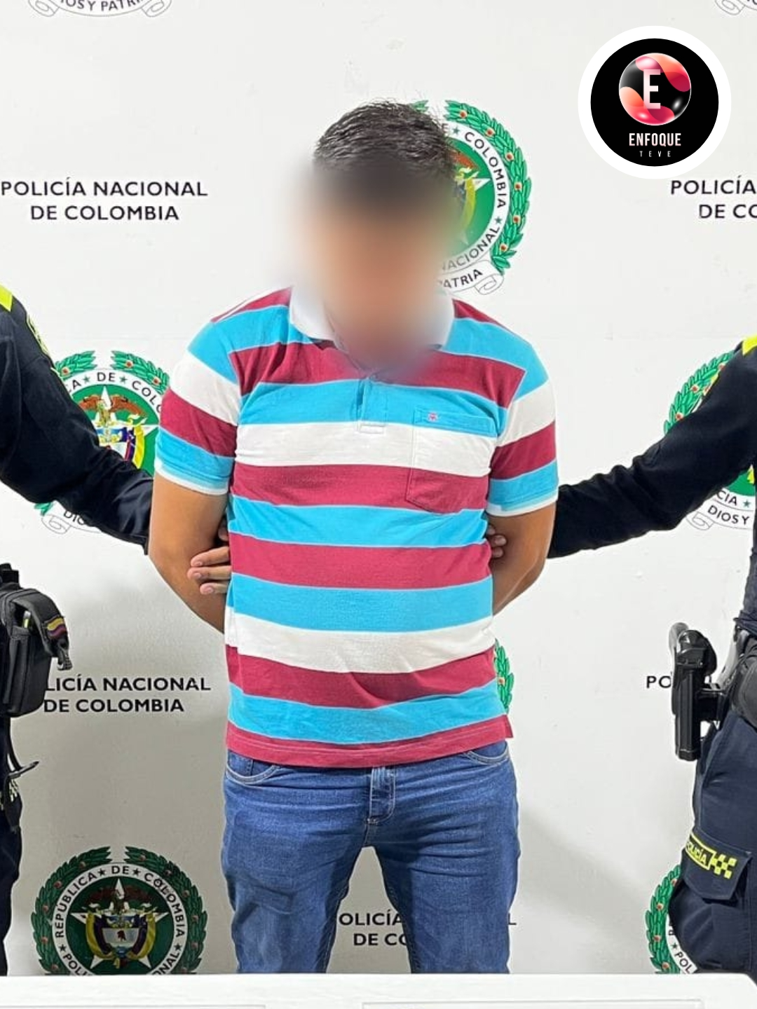 #Judicial | ⭕🔎 La Policía Metropolitana de Ibagué capturó en flagrancia a un hombre de 32 años, conductor de taxi, por portar un r3vólv3r sin documentos legales. 🔴 El procedimiento se realizó en inmediaciones del parque Galarza, luego de que un conductor de ambulancia alertara a las autoridades sobre una presunta intimidación con 4rma de fuego. 👮🏻‍♂️ Los uniformados interceptaron el vehículo sobre la calle 1 con carrera 18A y hallaron un revólver marca Smith & Wesson con seis cartuchos debajo del asiento del conductor. Al no presentar documentos que acreditaran la legalidad del arma, esta fue incautada y el hombre puesto a disposición de la Fiscalía. #Ibagué #Judicial #Noticias #Ciudad #Regional #Tolima