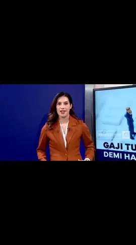 SINGLE SALARY? (CNBC News) 💼 Mengupas Sistem Gaji Tunggal: Solusi atau Tantangan Baru bagi ASN? Sistem gaji tunggal atau single salary system menjadi topik hangat dalam reformasi birokrasi di Indonesia. Pemerintah tengah menggodok skema ini sebagai bagian dari transformasi tata kelola keuangan negara, khususnya dalam penggajian Aparatur Sipil Negara (ASN). Gaji tunggal bertujuan menyederhanakan struktur penghasilan ASN yang selama ini terdiri dari berbagai komponen—gaji pokok, tunjangan kinerja, tunjangan jabatan, hingga insentif daerah. 📌 Apa Itu Gaji Tunggal? Gaji tunggal adalah sistem penggajian di mana seluruh komponen penghasilan ASN digabungkan menjadi satu angka utuh. Tidak ada lagi pemisahan antara gaji pokok dan tunjangan-tunjangan. Model ini telah diterapkan di beberapa negara seperti Australia dan Selandia Baru, dengan tujuan menciptakan transparansi, efisiensi, dan keadilan dalam sistem remunerasi. 📊 Mengapa Perlu Diterapkan? Menurut laporan CNBC Indonesia, pemerintah menilai sistem gaji saat ini terlalu kompleks dan membuka celah ketimpangan antar instansi. ASN di kementerian tertentu bisa menerima penghasilan jauh lebih tinggi dibandingkan ASN di daerah, meski beban kerja serupa. Gaji tunggal diharapkan menjadi solusi untuk: Menutup kesenjangan penghasilan antar ASN Meningkatkan transparansi dan akuntabilitas anggaran Menyederhanakan proses penggajian dan pengawasan Mendorong efisiensi belanja pegawai Namun, implementasi sistem ini tidak serta-merta mudah. Pemerintah harus melakukan pemetaan ulang terhadap beban kerja, tanggung jawab, dan kinerja ASN secara menyeluruh. ⚖️ Tantangan dan Pro-Kontra Meski terdengar ideal, sistem gaji tunggal menuai pro dan kontra. Sebagian ASN khawatir penghasilan mereka akan menurun karena tunjangan kinerja yang selama ini menjadi komponen terbesar akan dihapus atau disederhanakan. Di sisi lain, sistem ini bisa menjadi pemicu peningkatan profesionalisme karena gaji akan lebih terikat pada kinerja dan tanggung jawab jabatan. Pakar kebijakan publik juga menyoroti pentingnya grading system yang adil dan berbasis data. Tanpa sistem penilaian yang objektif, gaji tunggal bisa menimbulkan ketidakpuasan baru. 🧭 Ke Mana Arah Kebijakan Ini? Pemerintah melalui Kementerian PAN-RB dan Kementerian Keuangan masih melakukan kajian mendalam. Uji coba dan simulasi telah dilakukan di beberapa instansi, dan hasilnya akan menjadi dasar penetapan kebijakan nasional. Jika berhasil, gaji tunggal bisa menjadi tonggak penting dalam reformasi birokrasi dan pengelolaan SDM aparatur. #gajitunggal #singlesalary #gajiasn #gajiasn2026 #tukin 