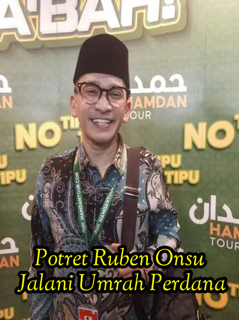 Potret Ruben Onsu Jalani Umrah Perdana, Panjatkan Doa Khusus Pembully Anaknya Cepat Tertangkap. Suasana haru dan bahagia menyelimuti presenter kondang, Ruben Onsu, saat ia bersiap menjejakkan kaki di Tanah Suci untuk pertama kalinya. Momen ini terasa begitu istimewa, karena menjadi perjalanan umrah perdana bagi Ruben setelah ia memutuskan untuk menjadi seorang mualaf pada bulan Ramadhan 2025 lalu. Ditemui jelang keberangkatannya di Bandara Soekarno-Hatta, Tangerang, pada Kamis (28/8/2025), raut wajah mantan suami dari Sarwendah itu tak bisa menyembunyikan gejolak emosinya. Ada rasa syukur yang mendalam, sekaligus kegugupan yang wajar dirasakan oleh seorang hamba yang akan bertamu ke Rumah Allah. Perjalanan spiritual ini diakuinya telah membuatnya gelisah selama beberapa hari terakhir. Ia bahkan sempat panik karena kesulitan menemukan video panduan manasik yang sudah ia simpan, saking inginnya mempersiapkan diri dengan baik. #Beritaartis #rubenonsu 