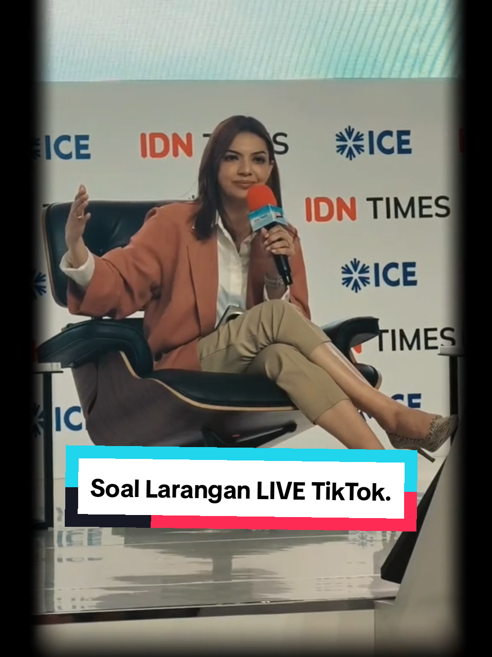 Soal larangan live TikTok. Kekhawatiran soal pelajar yang ikut-ikutan demo karena iming-iming hadiah di TikTok memang masuk akal, mereka rawan dijadikan massa instan dan paling rentan jadi korban ketika ada kerusuhan.    Tapi, merekam dan menyiarkan demo secara live justru cara paling ampuh untuk memastikan tidak ada kesewenang-wenangan aparat. Karena dalam demokrasi, demo bukan hanya soal siapa yang berteriak di jalan, tapi juga soal bagaimana negara, lewat aparat- memperlakukan warganya dengan adil dan manusiawi. #CatatanNajwa