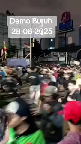 Aksi demo gabungan pelajar mahasiswa dan buruh KSPSI di depan gedung dpr ri kamis, 28 agustus #Demo #Buruh 
