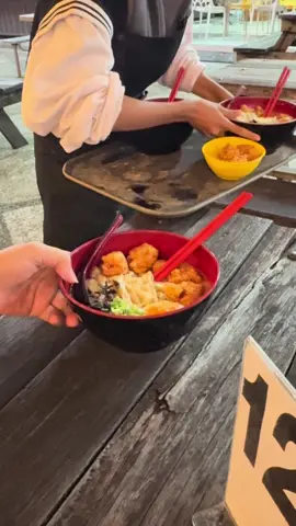 Ramen lovers wajib banget cobain Koru Ramen! 🔥🍜 Kuahnya spesial, rasanya mantap jiwa 🤤 Lokasi di Taher Square, buka sore – malam ✨ #ramen #banjarmasin #kuliner  #fyp #streetfood 
