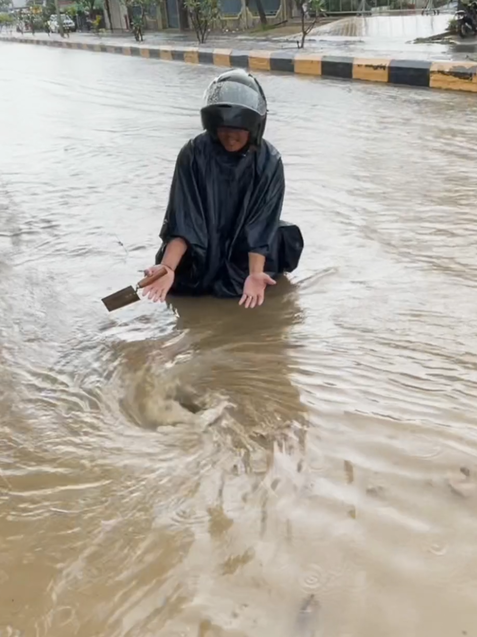 Rain flooding road after heavy rain #culvert #uncloggingdrains #remove #foryou #trending 