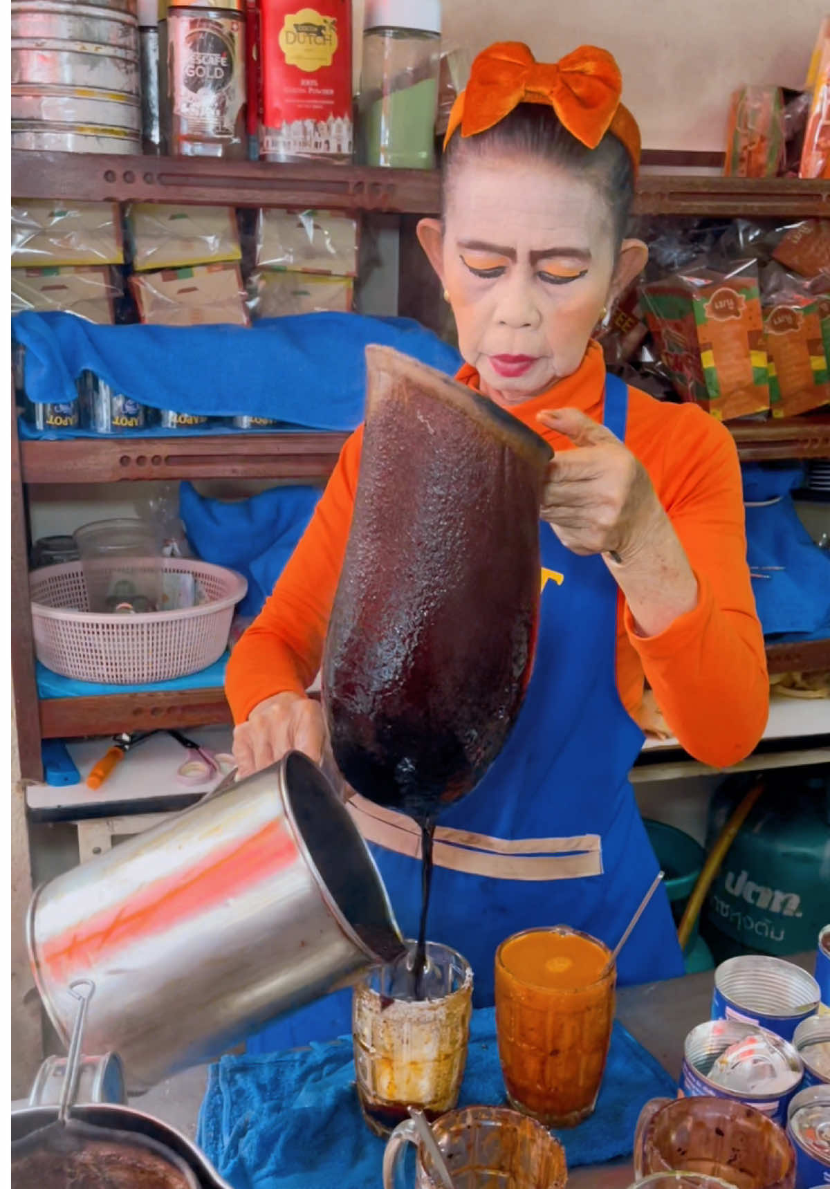 ป้านิดกาแฟโบราณ ร้านป้าปากแดง อยู่ถนนมหรรณพ แถวศาลเจ้าพ่อเสือ เสาชิงช้า#ป้าปากแดง #เฮียพี 