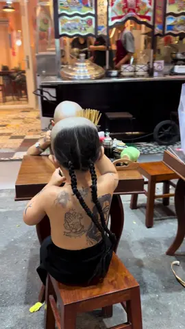Nay gặp 2 anh lớn quận 1 đi ăn chè, long bào đơn giản mà toát lên khí phách của 1 người anh hùng @Dân chơi ngoài giờ hành chính #mcvtbclg 