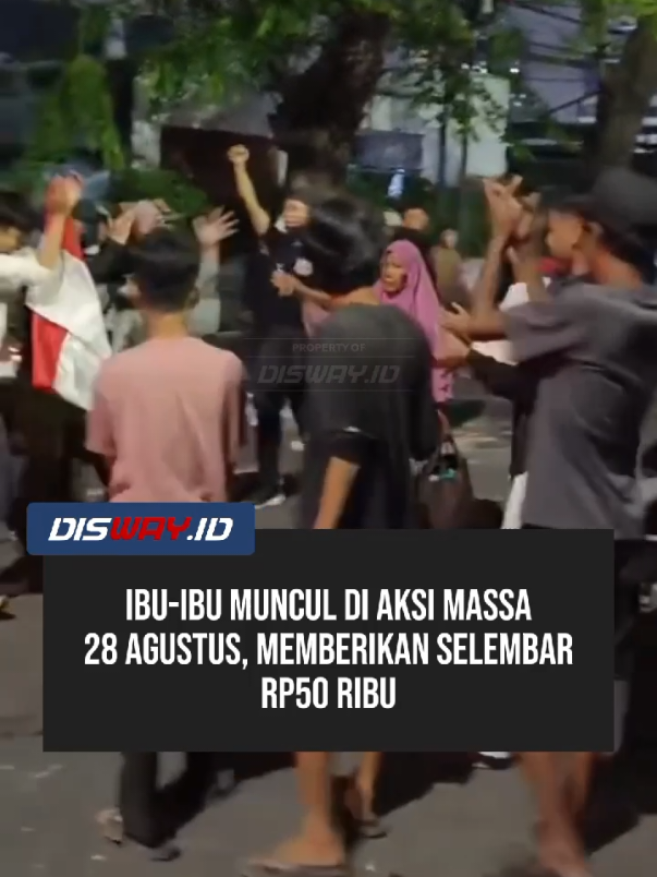 Momen unik terjadi ketika aksi demo pada tanggal 28 Agustus 2025. Di tengah kerumunan, seorang ibu-ibu datang membawa kantong belanjaan.  Ibu itu tidak hanya lewat, melainkan memberikan selembar uang kertas Rp50 ribu kepada para demonstran.  