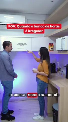 🕒 POV: O banco de horas da empresa é irregular… E o trabalhador nem imagina que pode estar perdendo dinheiro. 💸 📌 Pra ser válido, o banco de horas precisa seguir algumas regras: 1️⃣ Estar previsto em acordo ou convenção coletiva (Art. 59, §2º da CLT). 2️⃣ No acordo individual escrito, a compensação deve acontecer em até 6 meses. 3️⃣ Banco anual? Só vale com convenção ou acordo coletivo. 4️⃣ Respeitar os limites de jornada: no máximo 2h extras por dia. 5️⃣ Transparência: o trabalhador deve ter acesso ao saldo de horas. ⚠️ Se a empresa não segue essas regras, o banco de horas é inválido — e as horas extras precisam ser pagas em dinheiro, com adicional. 💬 Já desconfiou do banco de horas da sua empresa? Conta aqui nos comentários. 🔔 Segue o perfil pra aprender seus direitos sem juridiquês! #bancodehoras #horasextras #direitodotrabalhador #clt #chefetoxico   