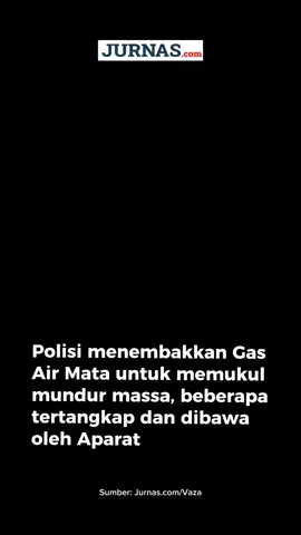 Polisi menembakkan gas air mata untuk memukul mundur massa, beberapa tertangkap dan di bawa oleh aparat #dpr #aksi #demo #beritatiktok #gbk 