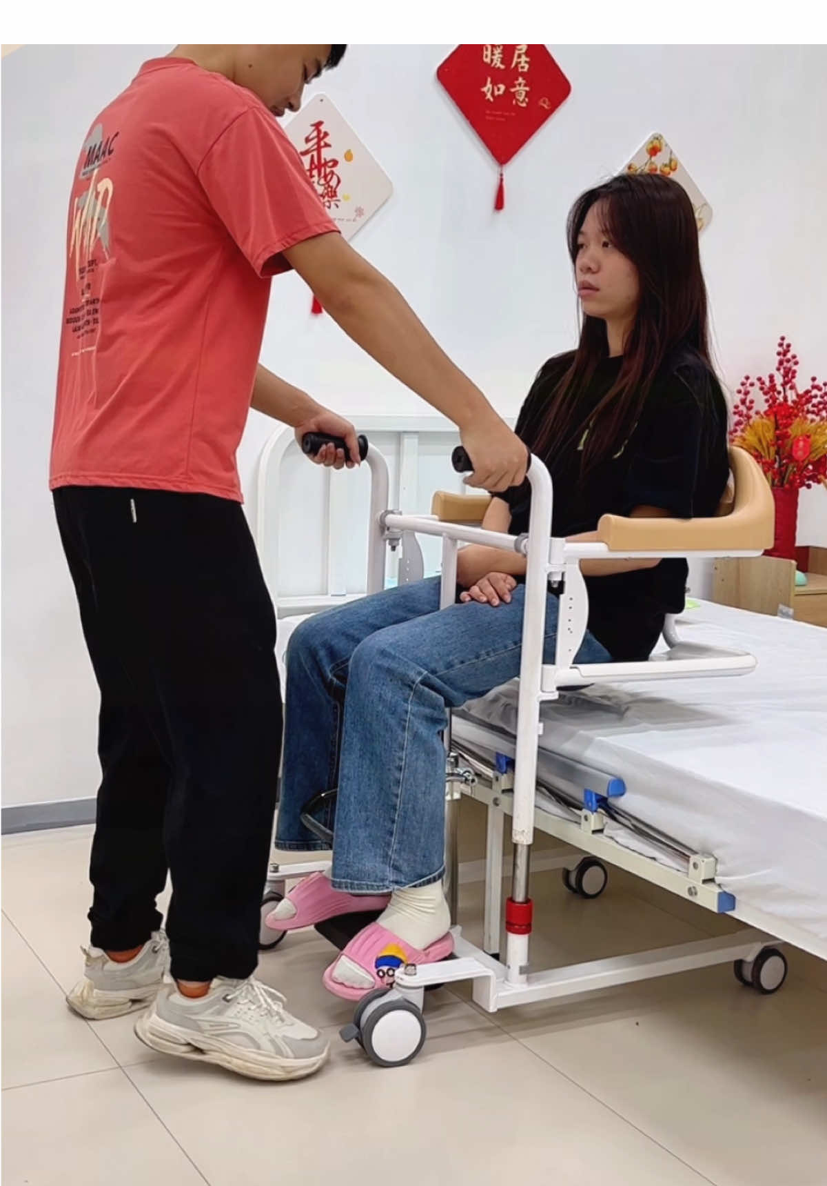 Multi-scene mobile elderly people go to the toilet to take a bath, reducing the burden of nursing and taking care of the elderly easily. #patienttransport #nursing #patienttransferchair #disabled #wheelchair 