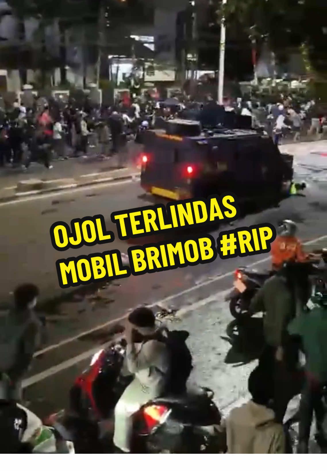 Detik-detik pengendara ojol terlindas mobil Brimob #ojol #brimob #demo2025 #terlindasmobilbrimob