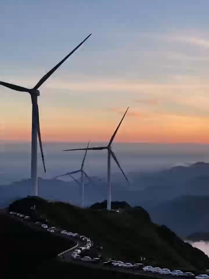#JIANGXI: Ve výšce 1 333,4 m se mraky setkávají s obřími větrnými turbínami. Ideální pro fotku!