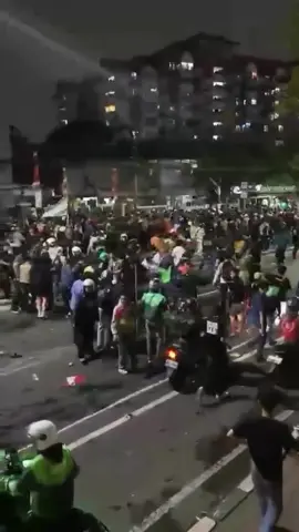 Seorang peserta aksi yang mengenakan seragam ojol tampak terlindas mobil aparat dalam aksi buruh yang berujung kericuhan petang tadi (28/8). Dalam video tampak massa meneriaki mobil untuk memperingatkan aparat yang mengenderai kendaraan taktis tersebut, tapi situasi panas sepertinya membuat pengemudi mobil panik dan terus melaju meski sempat terhenti sejenak. Hingga saat ini belum diketahui kondisi korban.  #aksiburuh #demoburuh #dprri #gedungdpr #quotesclipper 