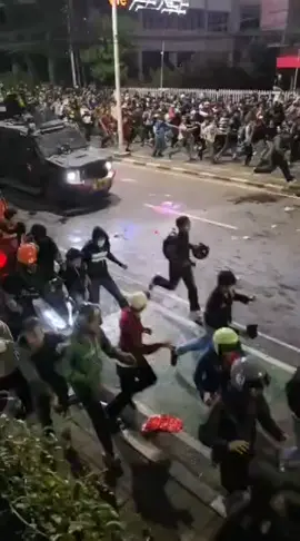 gila yh tuh polisi engga ad otak ojol main di lindes udh makan sengaja di majuin trus lg tuh mobilnya, ya Alloh tolong lindu gin orang yg lg demon di hari ini moga engga ad korban lg. aamiin#ojolbersatu💪💪 #pendemoindoneaia #ojolindonesia #fypシ゚viral #demonstrasimahasiswa 