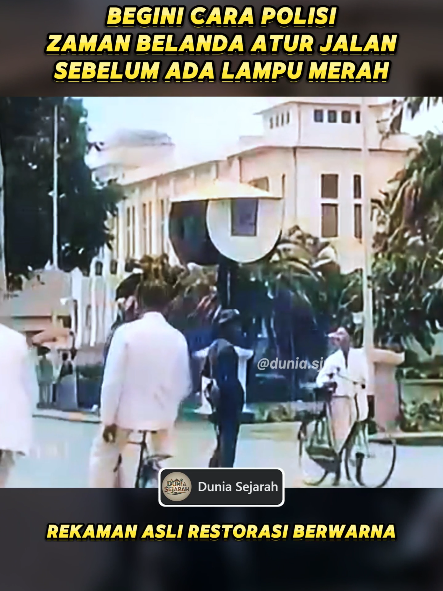 Video ini direkam di Bandung tahun 1920-an. Sebelum ada lampu merah modern, lalu lintas diatur dengan cara unik. Polisi berdiri di tengah perempatan, memutar papan bertuliskan STOP sebagai lampu merah manual. Dengan alat sederhana ini, arus kendaraan seperti delman, mobil klasik, hingga trem bisa dikendalikan dengan tertib. Polisi lalu lintas pada masa Hindia Belanda ini disebut Verkeersbrigadier. Mereka jadi “lampu merah hidup” yang mengatur jalan Bandung tempo dulu, jauh sebelum teknologi traffic light otomatis masuk ke Indonesia. #SejarahBandung #PolisiLaluLintas #LampuMerah #Verkeersbrigadier #HindiaBelanda  #Bandung #SejarahIndonesia
