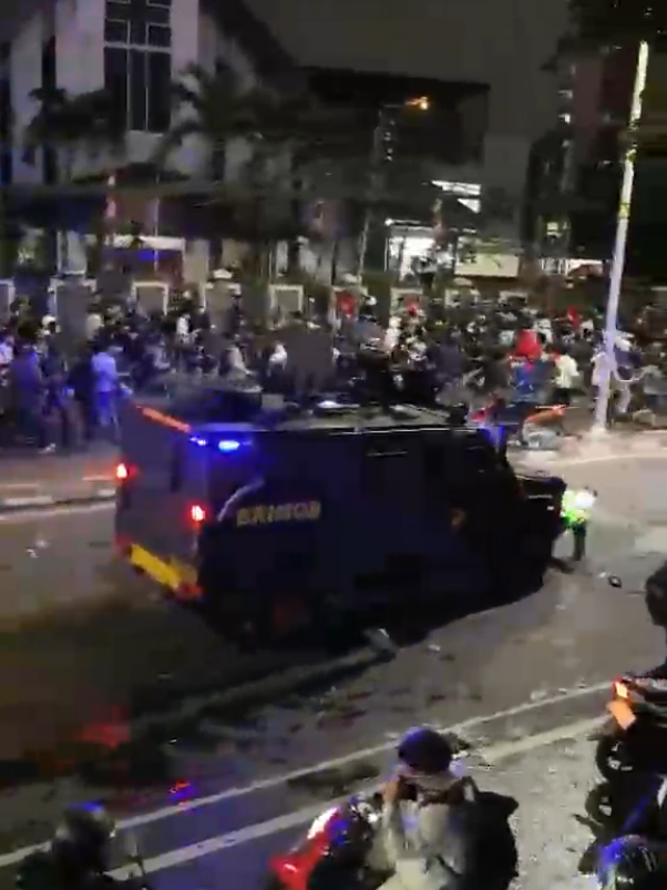polisi melindas driver ojol di demo 28 agustus 2025 jakarta....😭😡😤🤬😠#demo28agustus2025 #demodpr #livehighlights #fyp #polisi 