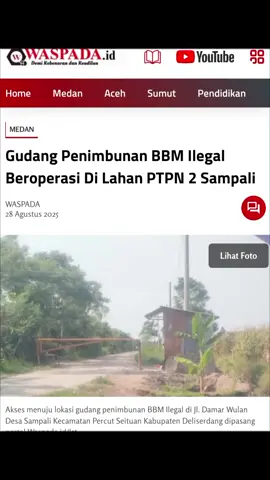 DELISERDANG (Waspada.id): Sebuah gudang yang diduga menjadi lokasi penimbunan dan pengoplosan bahan bakar minyak (BBM) ilegal masih beroperasi di Jl. Damar Wulan, Desa Sampali, Kecamatan Percut Seituan, Kabupaten Deliserdang, hingga Kamis (28/8). Ironisnya, lokasi penimbunan BBM ilegal ini berada di areal Hak Guna Usaha (HGU) PTPN 2 Kebun Sampali. Seorang warga setempat yang enggan disebutkan namanya mengungkapkan, aktivitas di dalam gudang tersebut hanya terlihat pada malam hari. “Sering terlihat mobil keluar masuk ke dalam gudang, terutama malam hari. Kami tahu itu gudang tempat penampungan BBM Ilegal, diduga pemiliknya HN,” ujarnya, Kamis (28/8). Warga juga menambahkan bahwa mobil tangki besar berwarna putih biru kerap masuk ke dalam gudang secara berkala. Aktivitas ini berlangsung rutin dan terkesan tanpa pengawasan hukum. Akses menuju lokasi penimbunan BBM ilegal tersebut dijaga oleh sejumlah preman dengan portal yang dipasang di jalan masuk. Sebelumnya, gudang BBM ilegal milik HN berlokasi di Jl. H. Anif, Desa Sampali, sempat tutup karena informasi razia dari aparat penegak hukum. HN sendiri dikenal sebagai pemain lama dalam bisnis BBM ilegal. Warga menduga bahwa Agus bertugas memasarkan BBM ilegal tersebut ke berbagai industri. Aktivitas penimbunan BBM ilegal ini melanggar hukum dan merupakan tindak pidana sebagaimana diatur dalam pasal 55 Undang-Undang Nomor 22 Tahun 2001 tentang Minyak dan Gas Bumi. Pelaku dapat diancam pidana penjara paling lama 6 tahun serta denda hingga Rp60 miliar. Fenomena penimbunan BBM ilegal seperti ini merugikan negara dari sisi kerugian pajak dan distribusi energi, serta mengancam keselamatan masyarakat sekitar. Warga berharap agar Kapolrestabes Medan dan Kapoldasu segera menggerebek lokasi pengoplosan BBM ilegal di Desa Sampali ini. “Kami berharap agar Kapolrestabes Medan dan Kapoldasu menggerebek lokasi pengoplosan BBM ilegal di Desa Sampali ini,” harap warga kepada waspada.id. #infoterkini #beritasumut #bbmilegal #deliserdang #percutseituan 