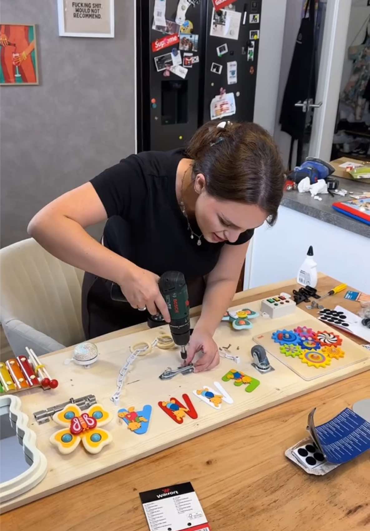 Hattet ihr auch ein Activity Board ? 😍 Wir haben unseres geliebt, es ist richtig gut für die Fein/Grobmotorik und immer ein Spaß für die Kids 🤝🏻  