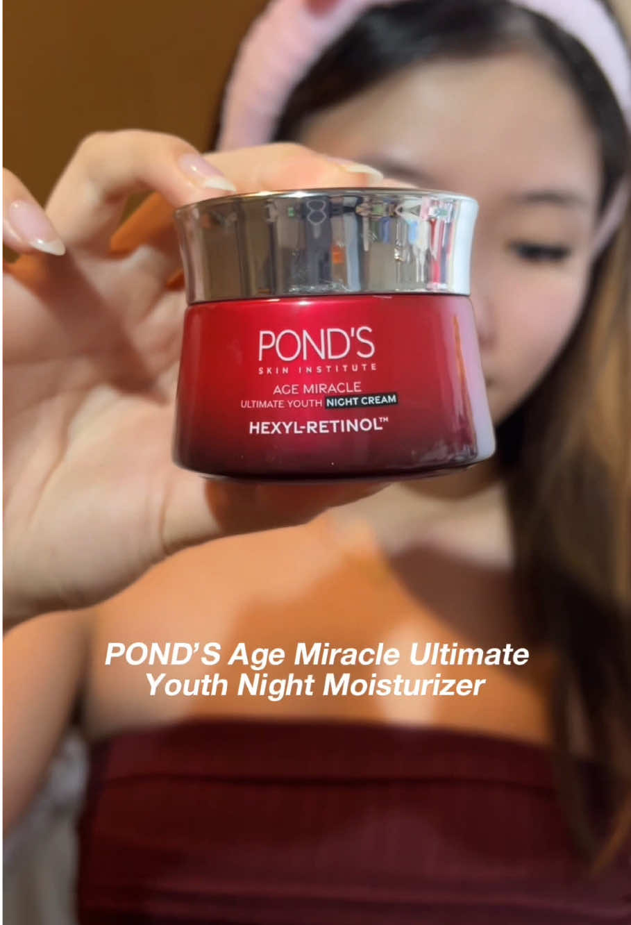 Aku mau spill nih 2 rahasia biar bangun tidur tetep glowing ✨ Pake Pond’s Age Miracle sebelum tidur bikin bangun-bangun muka jadi glowing, kenyal, dan keliatan lebih fresh 😎☀️  Pokoknya ini rahasia beauty sleep versi upgrade. Yuk cobain biar pagi-pagi udah kece tanpa effort 💖 Cek keranjang kuning sekarang ya! 🫶🏻 #pondsindonesia #pondsskininstitute #pondsagemiracle #pondsindonesiaofficial #PONDSIndonesia 