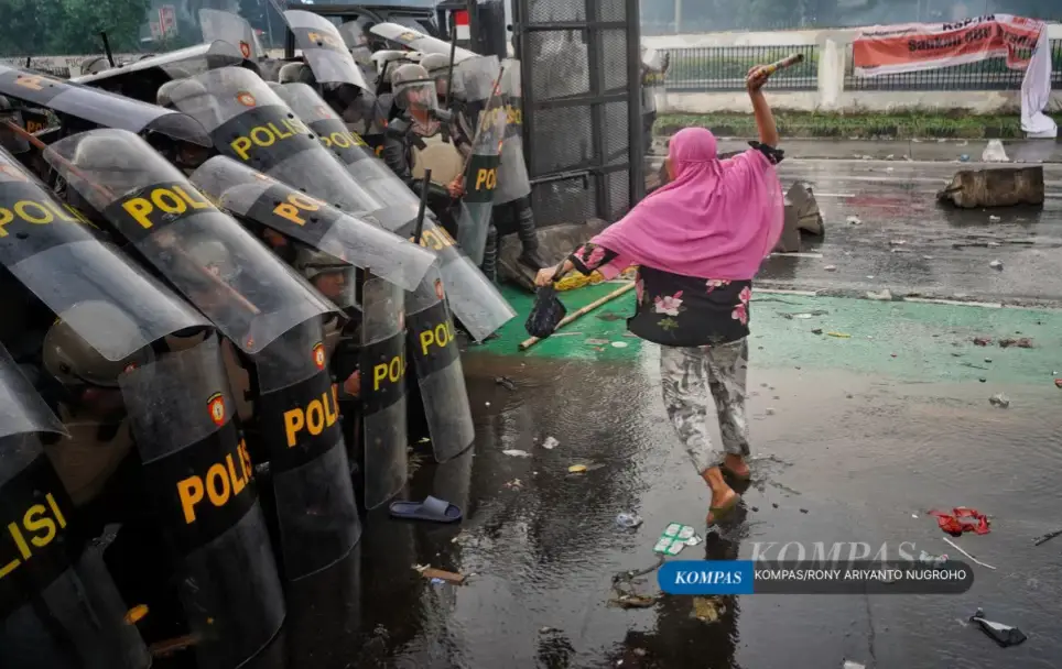 Seorang ibu yang turut bersama mahasiswa dan berbagai elemen masyarakat yang menggelar aksi di depan Gedung DPR, Jakarta, menghadang polisi yang berusaha membubarkan mereka, Kamis (28/8/2025). Masyarakat menilai bahwa keputusan tersebut mengkhianati rakyat Indonesia. 📷: KOMPAS/RONY ARIYANTO NUGROHO Berita dan foto-foto karya pewarta foto harian Kompas lebih lengkap ada di Kompas.id. #Fotografi #DemoDPR #Jakarta #AdadiKompas #HarianKompas 