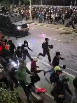 Dikabarkan seorang ojol ter*ab*ak 0leh br1 m0b, doa yang terbaik untuk semuanya #ojolviral #videoviral #demo28agustus 