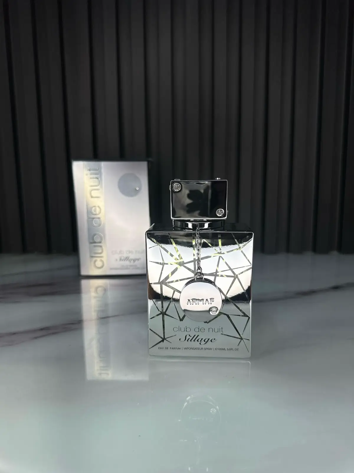 PRECIO: RD$3,650 Un perfume unisex elegante y sofisticado, ideal para quienes buscan frescura y distinción en cualquier ocasión. 🔹 Salida: explosión cítrica de bergamota, limón, grosella negra, lima y un toque de jengibre. 🔹 Corazón: delicada mezcla floral de rosa, iris y jazmín. 🔹 Fondo: almizcle, ambroxan, cedro y sándalo que aportan profundidad y duración. #perfume #paratiiiiiiiiiiiiiiiiiiiiiiiiiiiiiii 