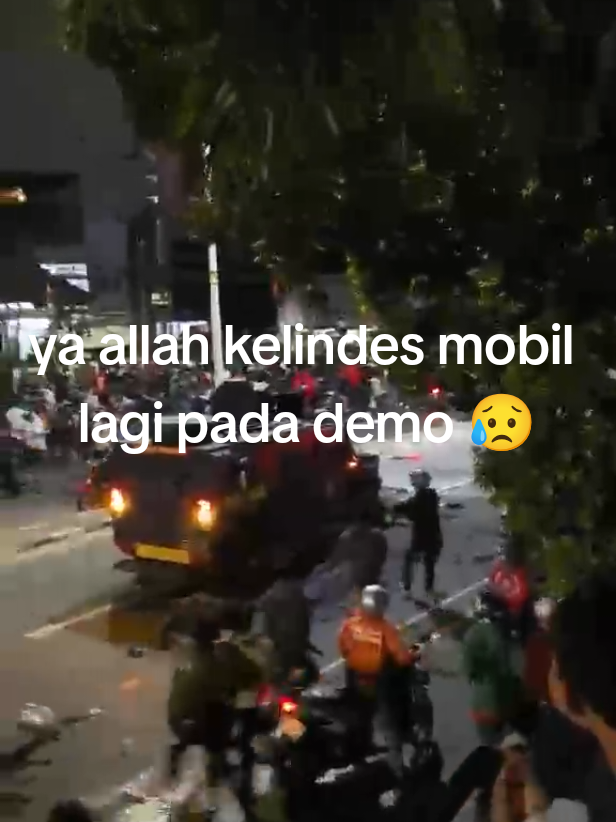 DRIVER OJOL TERLINDAS MOBIL BRIMOB SAAT DEMO ,DI kabarkan Orang tersebut MD. Gak tega liatnya 😥 #videoviral #terbaru 