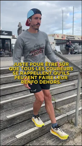 Je te vois venir 👀 Oui, oui : toi qui esquive le renfo 😏 Avoue tu l’as déjà dit : “Je suis un coureurs, j’aime être dehors, sentir le vent sur ma peau, écouter les oiseaux, profiter des premiers rayons de soleil…blablabla” Bonne nouvelle : tu peux le faire dehors. Sorry. 🤗 👉 Utilise les infrastructures d’un parc, fais du split squat sur un banc, renforce tes mollets sur un trottoir ou simplement fais des fentes dans la rue. C’est gratuit et accessible à tous 😉 Alors, tu l’as fait ton renfo cette semaine ?
