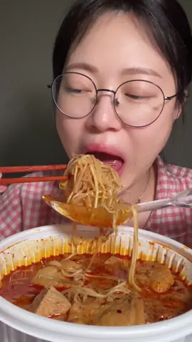 해장 마라탕 너무 뷰끄럽네요,,,,ㅋㅋㅋㅋㅋ . . #탕화쿵푸 #마라탕 #mukbang #먹방 #koreanfood 