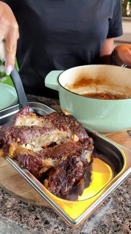 ТОМЛЕНА ЯЛОВИЧИНА 🥩  Мінімум спецій, жодної краплі води — і виходить найсмачніший та найпростіший рецепт томленої яловичини. Інгредієнти: Яловичина (лопатка, грудинка чи ошийок) - 1,2-1,5 кг; Морква - 2 шт; Цибуля - 2 шт; Часник - 6 зубчиків; Перець чилі- 1 шт; Розмарин- 1 гілочка; Лавровий лист - 2 шт; Сіль, перець - за смаком; Рослинна олія - 2 ст. л. Приготування: 1. Мʼясо натріть сіллю та перецем. Полийте олією. 2. Таку страву ідеально готувати в чавунній каструлі. Вона рівномірно тримає температуру й повільно віддає тепло, завдяки чому мʼясо буквально розпадається на шматочки.  3. На дно налийте олію, викладіть нарізану цибулю та моркву. Посоліть. 4. Перекладіть мʼясо на овочі, додайте часник, лавровий лист, перець Чилі та розмарин. Воду не додавайте - мʼясо готується у власному соку. 5. Накрийте кришкою і поставте в духовку на 4 години при 160-170 °С 6. Коли мʼясо стане ніжним і легко розпадатиметься, дістаньте його та порвіть виделкою на волокна. 7. Розмарин та перець Чилі дістати ( якщо любите гостре- залиште). Овочі перебийте блендером у соус і змішайте з мʼясом. Таке мʼясо ідеально смакує з картопляним пюре, пастою, рисом чи навіть із хрустким багетом ❤️ #яловичина #яловичинарецепти #мясо #мясорецепт 