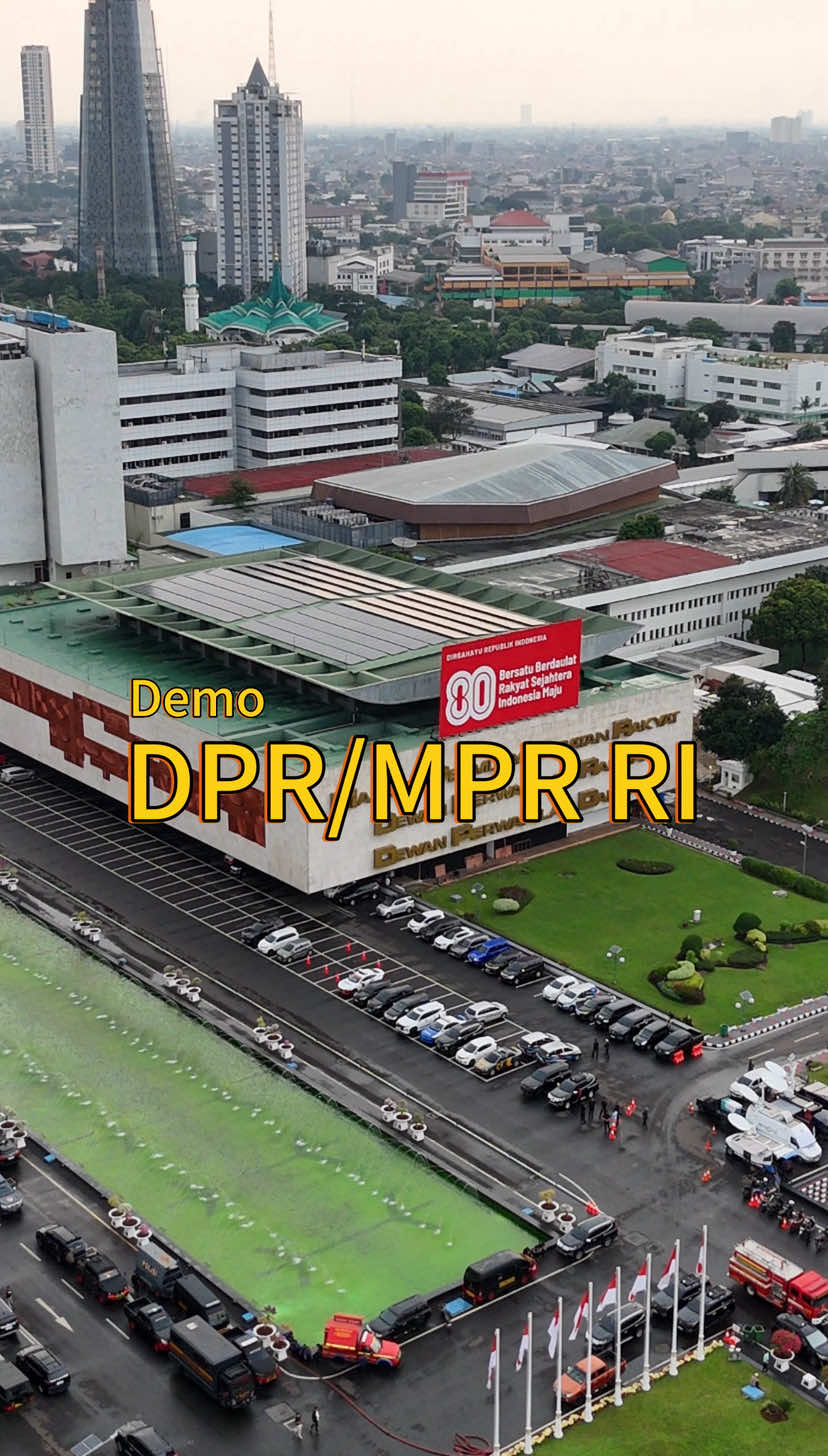 Situasi ketika aparat kepolisian memukul mundur massa dari kawasan Gedung DPR/MPR RI, Senayan, Jakarta pada 28 Agustus 2025. #dpr #mpr #demo #polisi #jakarta 