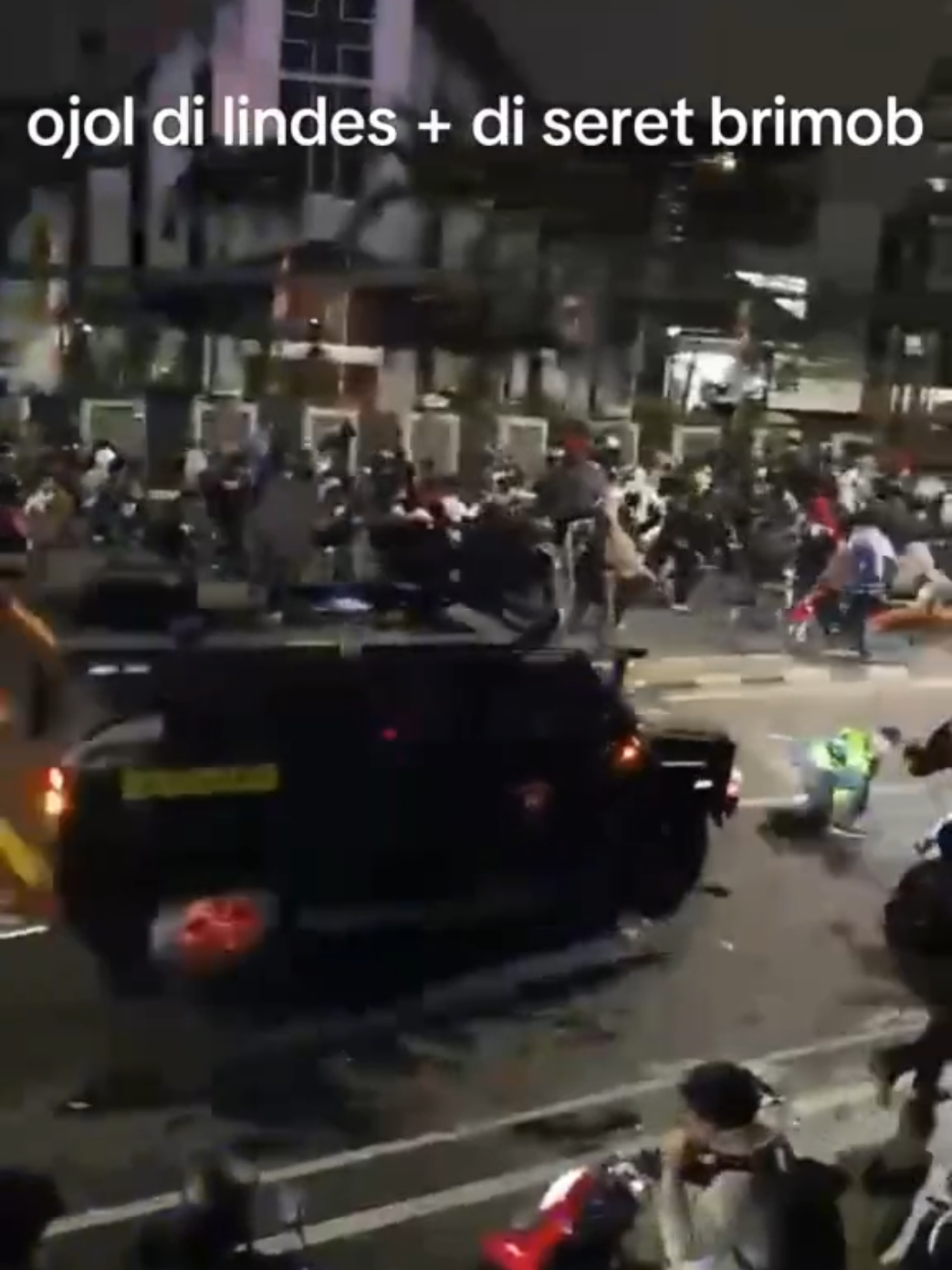 Ojol di tabrak mobil brimop, demo di dpr hari ini 28 agustus #demo #dpr #ojol #fyp #viralvideo 