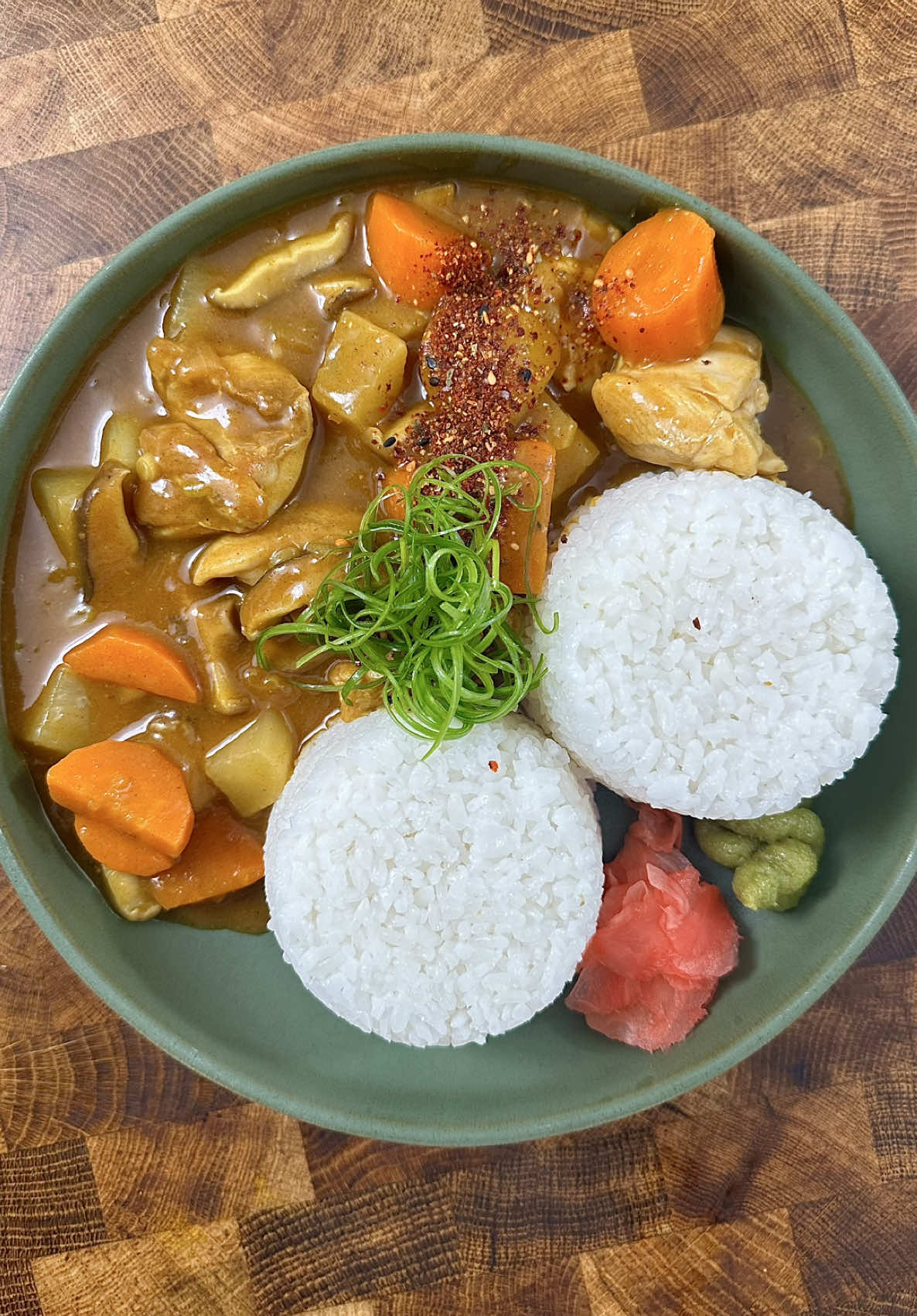 🇯🇵 cuidado, estás a punto de obsesionarte con el curry japonés, es pura dr*ga!!! pocas comidas más reconfortantes se me ocurren….y es facilísimo!! listo en media hora sin problema. 🗒️ingredientesssss (para unas 6 raciones) - 6 contramuslos de pollo - 2 zanahorias - 1 patata grande - 1 cebolla - 1 nabo - 6 shiitake - 3 cebolletas china - 1 litro de caldo de pollo - 1 paquete grande de Golden Curry o 200g de pastillas de curry caseras - 1 chorro de ketchup - 1 chorro de salsa inglesa - 1 chorro de salsa de soja - 1/2 manzana rallada -  #Receta #recetas #curry #comida #comer     