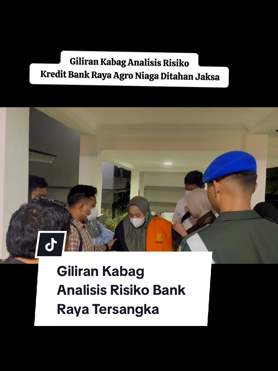 Kejaksaan Tinggi (Kejati) Bengkulu kembali menambah daftar tersangka dalam kasus dugaan korupsi pemberian fasilitas kredit oleh perbankan Bank Raya kepada PT Desaria Plantation Mining (DPM). Kamis malam (28/8/2024), tim penyidik pidana khusus resmi menetapkan satu tersangka baru yang merupakan pejabat bank berinisial SDA. Tersangka SDA diketahui menjabat sebagai Kepala Bagian Analisis Risiko Kredit. Ia seharusnya bertugas melakukan kajian kelayakan atas setiap pengajuan pinjaman, namun justru diduga kuat ikut meloloskan pemberian kredit yang sejak awal bermasalah. “Sebagaimana tugasnya, tersangka melakukan analisis terhadap pengajuan kredit. Tetapi dalam prosesnya sejak awal memang tidak sesuai aturan,” ungkap Kasi Penyidikan Kejati Bengkulu, Danang Prasetyo, didampingi Plh. Kasi Penkum Denny Agustian dan Ketua Tim Penyidikan Candra Kirana. Penetapan tersangka ini tertuang dalam surat perintah penyidikan dengan nomor Prin-1199/L.7/Fd.2/08/2025, Prin-1200/L.7/Fd.2/08/2025, dan Prin-1201/L.7/Fd.2/08/2025. Sebelumnya, penyidik bahkan telah melakukan penggeledahan di kediaman SDA yang berada di Medan, Sumatera Utara. Dalam kasus ini, tersangka SDA dijerat dengan Pasal 2 Ayat (1) UU No. 31 Tahun 1999 tentang Pemberantasan Tindak Pidana Korupsi sebagaimana diubah dengan UU No. 20 Tahun 2001, subsidiair Pasal 3 UU Tipikor, Jo Pasal 55 Ayat (1) ke-1 KUHP. Dengan penambahan ini, jumlah tersangka korupsi fasilitas kredit PT DPM telah mencapai enam orang. Sebelumnya, Kejati Bengkulu sudah menjerat: ZA, mantan Direktur Bisnis Perbankan, S, pensiunan pegawai bank sekaligus eks Wakil Kepala Divisi Bisnis Agro (2004–2019), FAR, pegawai PT Bank Raya Indonesia Tbk, RSA, pemilik PT DPM, NS, Direktur PT DPM. #bankraya #korupsi #pinjaman #dpm #kejatibengkulu 