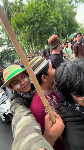 Badru make gada capenya ya,ntar jadi demonstran tar jadi suporter juga wkwkkw 